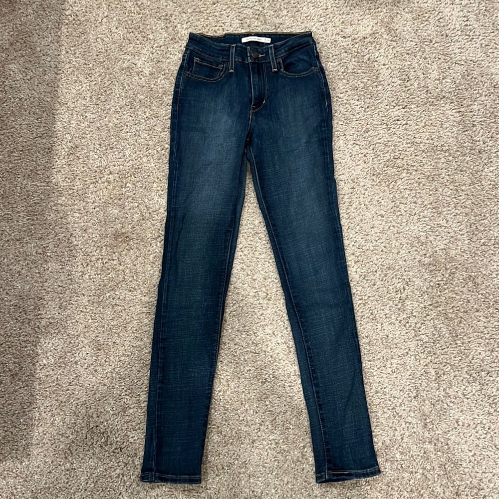 Dark blue Levi’s skinny jeans. Size: 25